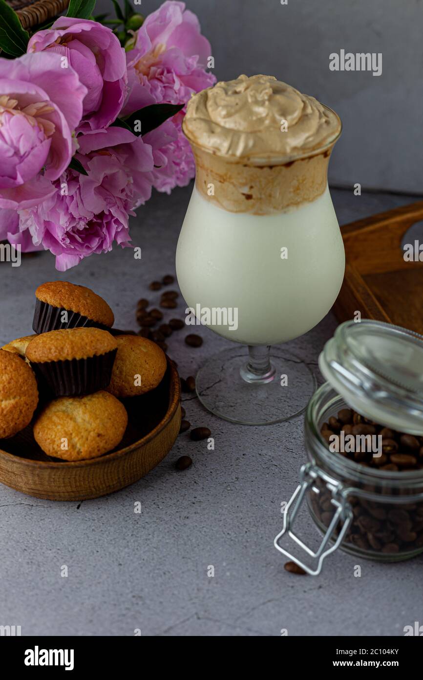 Milk shake. Chocolat et café, boisson glacée fraîche et douce. Boisson d'été sur la table dans un gobelet en verre sur une jambe. Boissons au bar. Banque D'Images