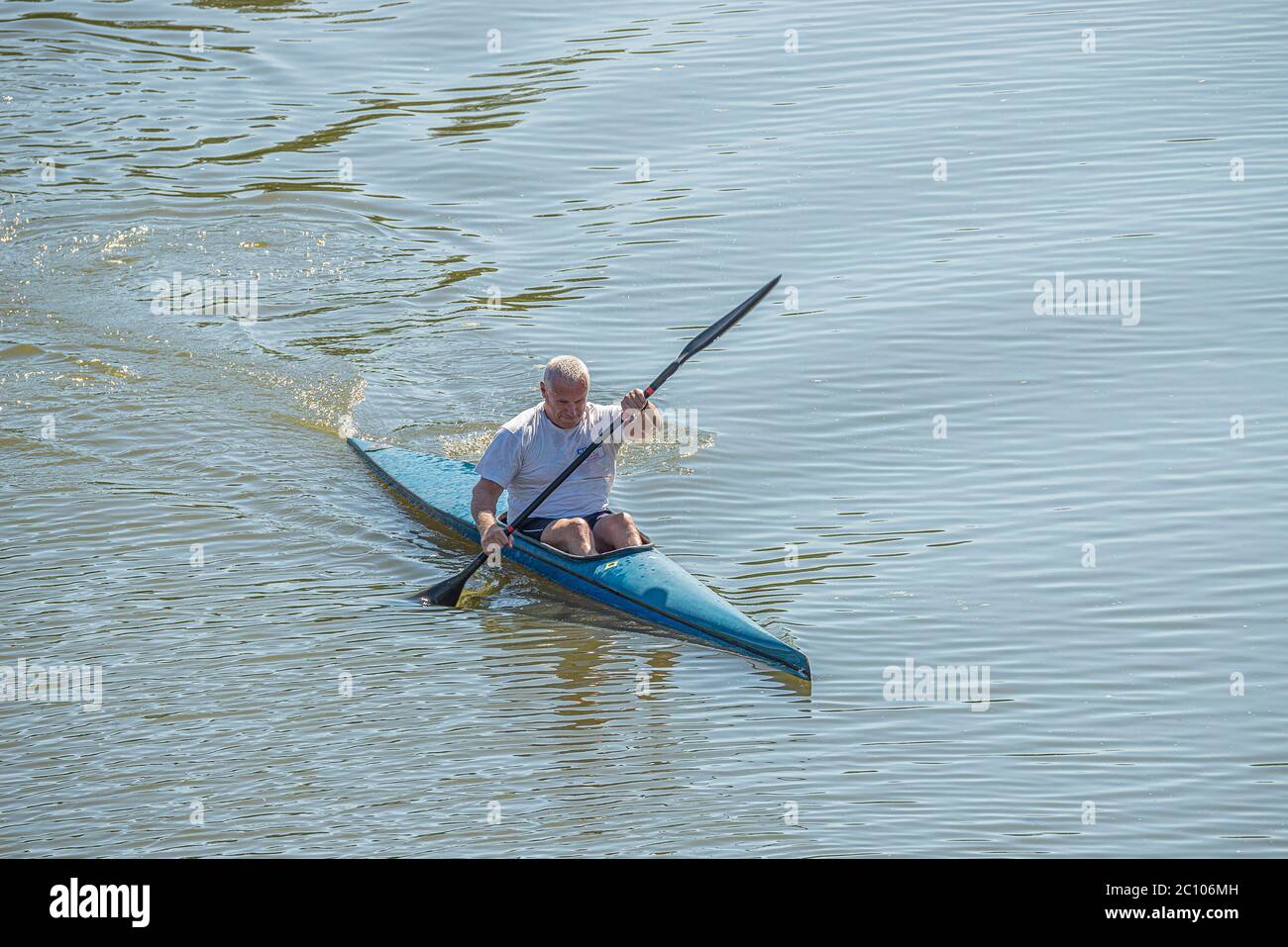 La vieille personne est en kayak à l'Elbe près du centre-ville de Magdeburg, Allemagne, été Banque D'Images