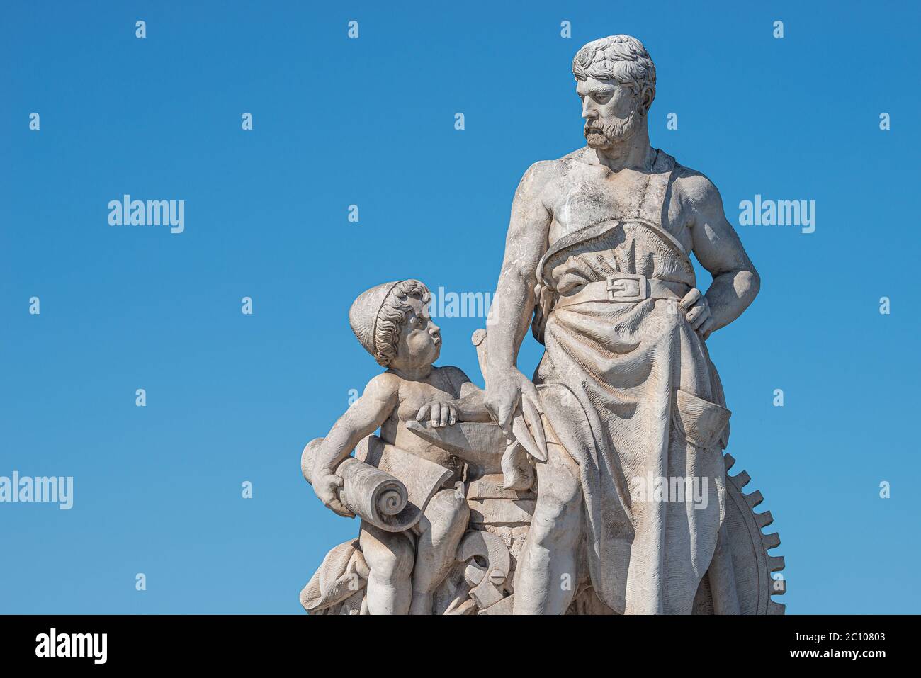 Vieux et jeune : ancienne sculpture d'ingénieur et son érudit sur le pont Zoll dans le centre-ville de Magdeburg, sur fond bleu ciel, en Allemagne Banque D'Images