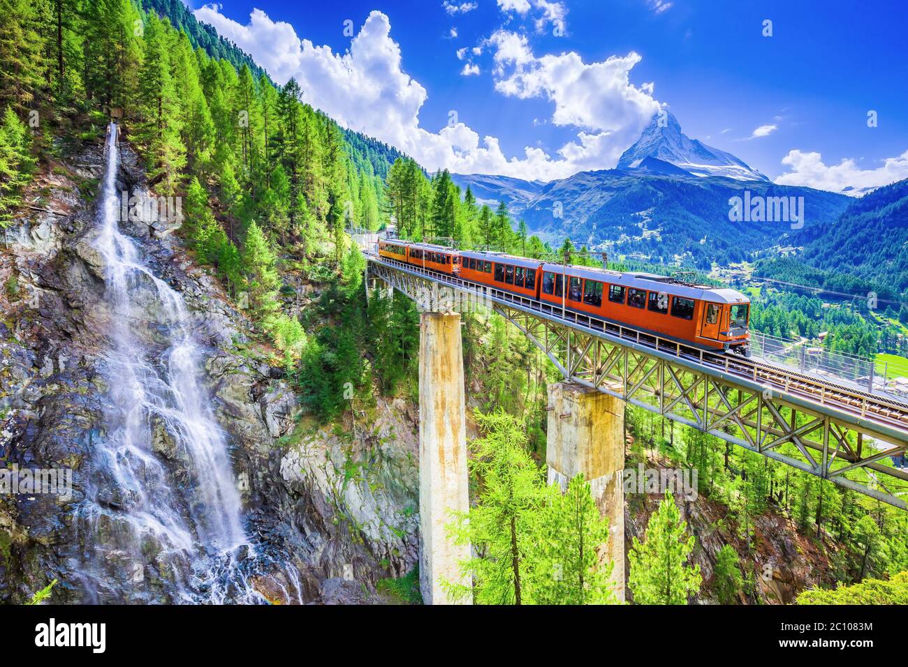 Zermatt, Suisse. Train touristique Gornergrat avec cascade, pont et Cervin. Région du Valais. Banque D'Images