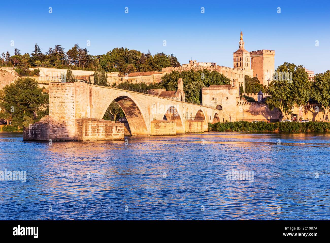 Avignon, France. Pont Saint Benezet et Palais des Papes. Banque D'Images