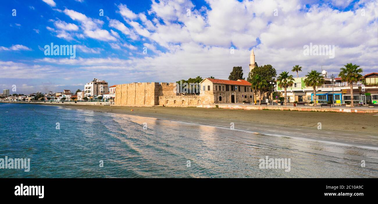 Île de Chypre. Capitale Larnaca. Charmante promenade du centre-ville avec ancienne forteresse et tour de minaret Banque D'Images