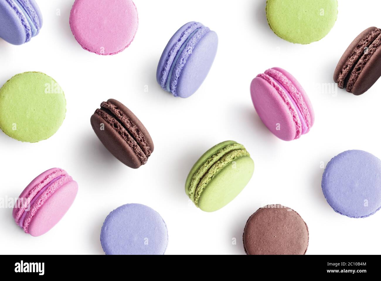 Macaron à gâteau coloré ou macaron sur fond blanc comme motif. Vue de dessus. Banque D'Images