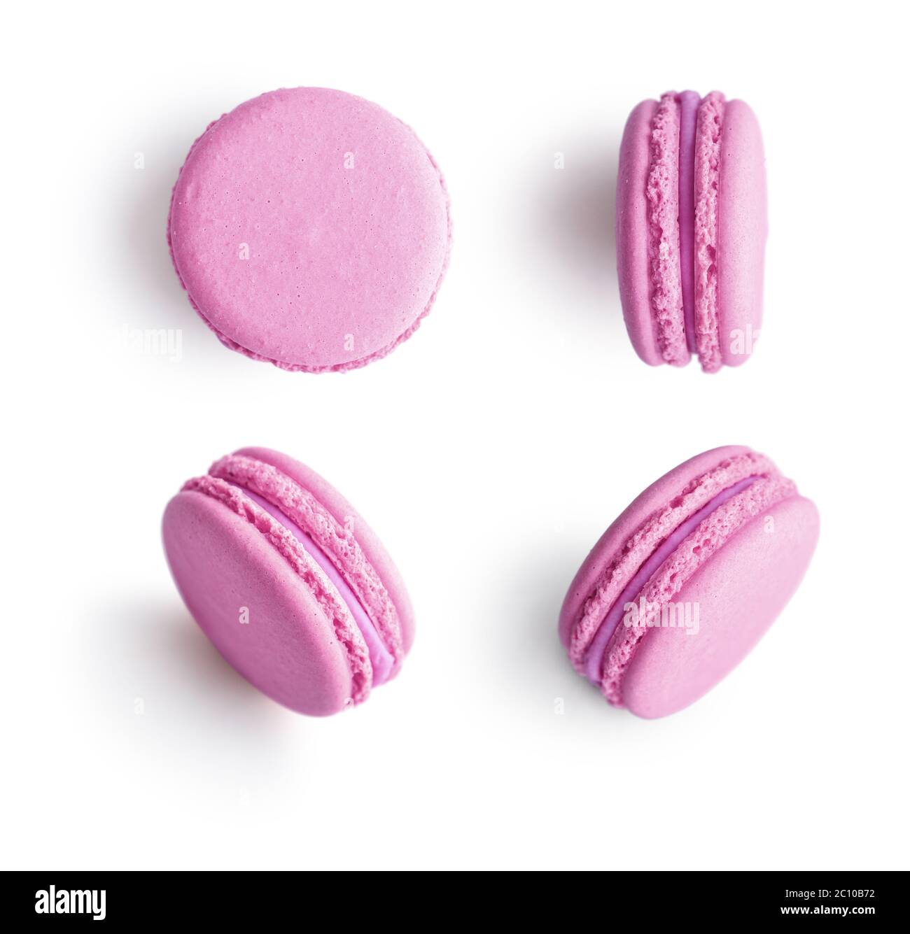 Ensemble de macarons français roses isolés sur fond blanc. Vue de dessus. Banque D'Images