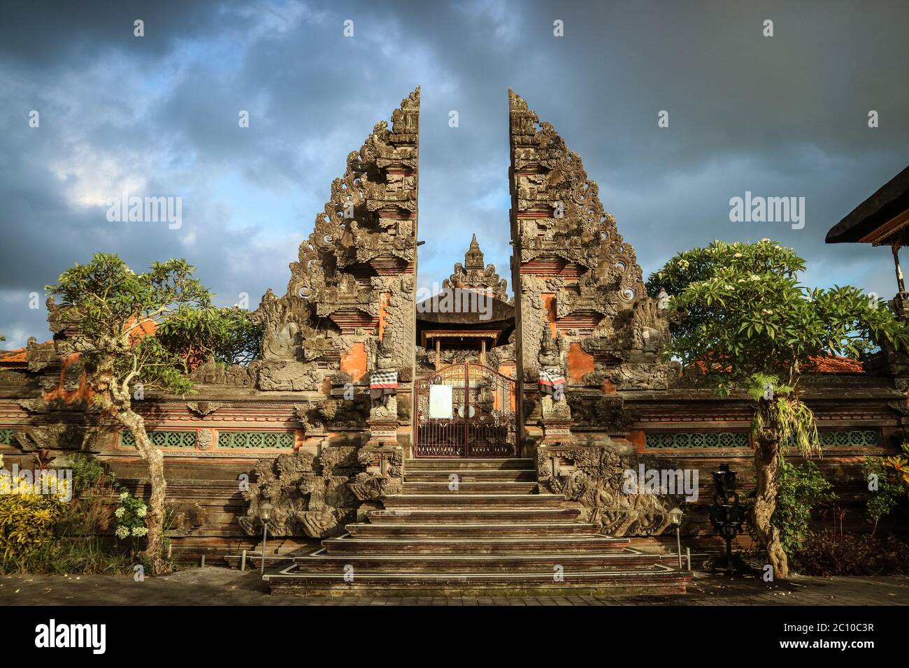 Extérieur du traditionnel balineseTemple à la journée ensoleillée à Ubud , île de Bali, Indonésie Banque D'Images