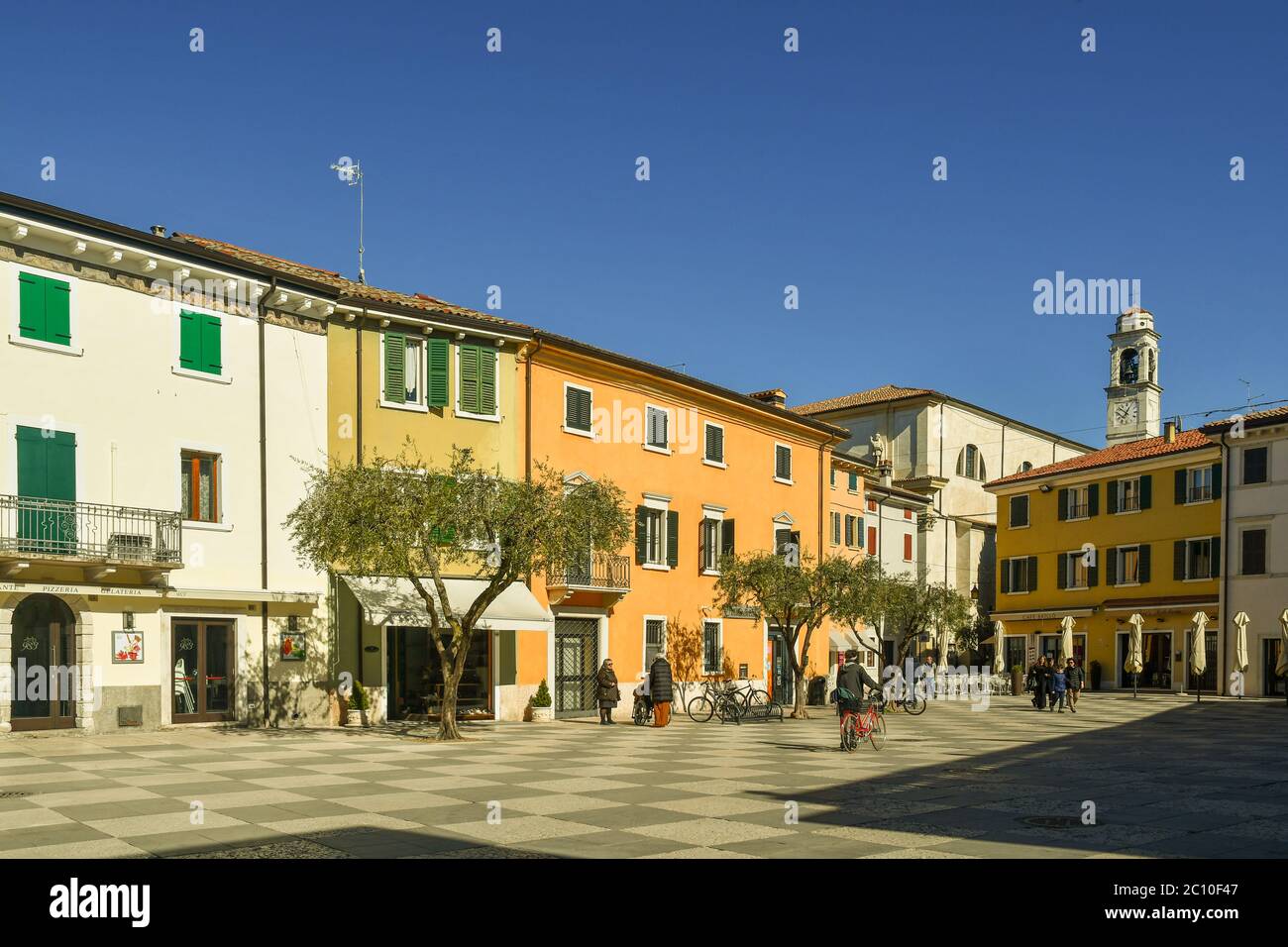 Vue sur la place Piazza Vittorio Emanuele dans la vieille ville sur les rives du lac de Garde avec des gens dans une journée ensoleillée, Lazise, Vérone, Vénétie, Italie Banque D'Images