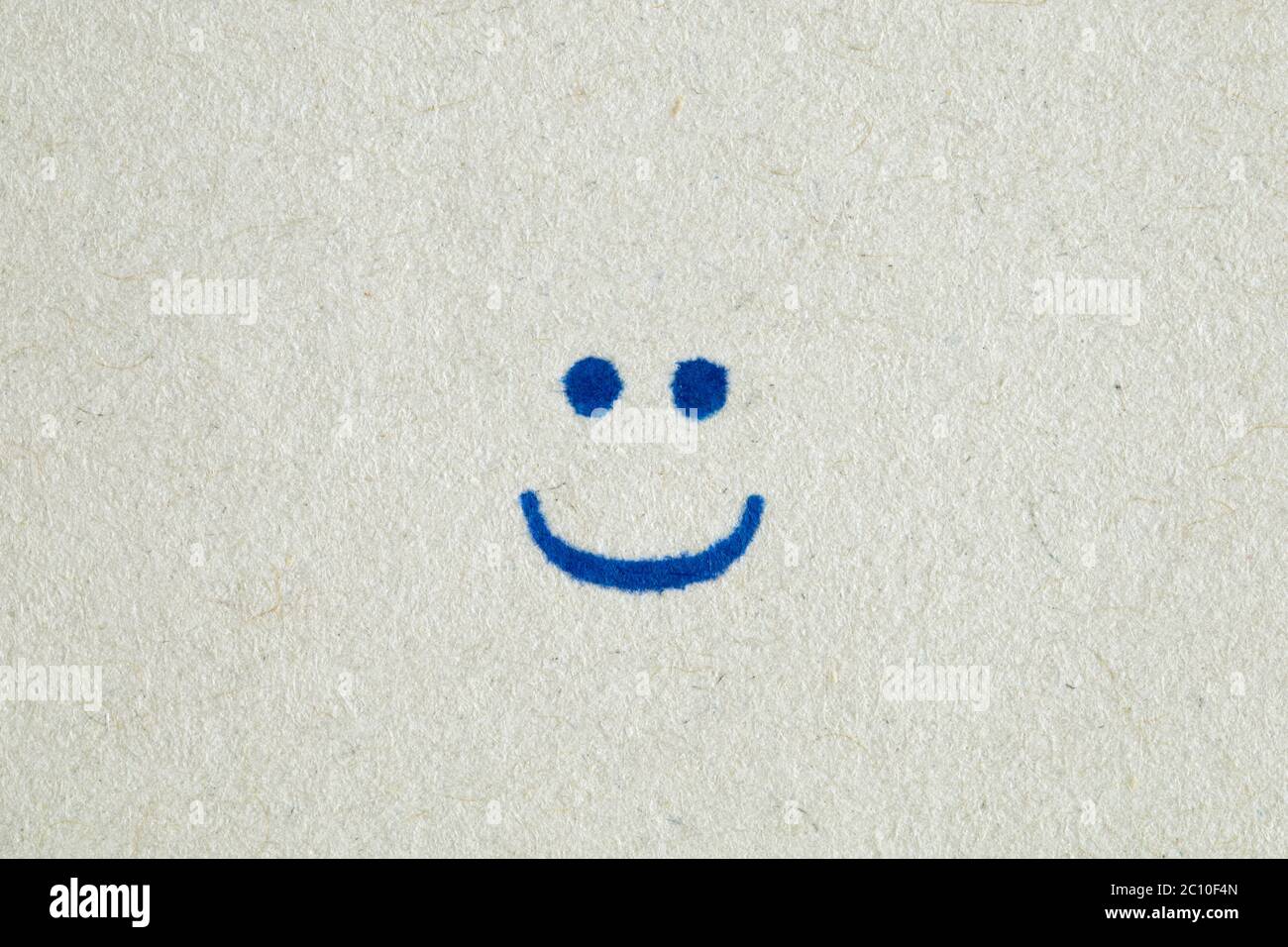 Une émoticône Smile estampée sur un morceau de papier. Banque D'Images