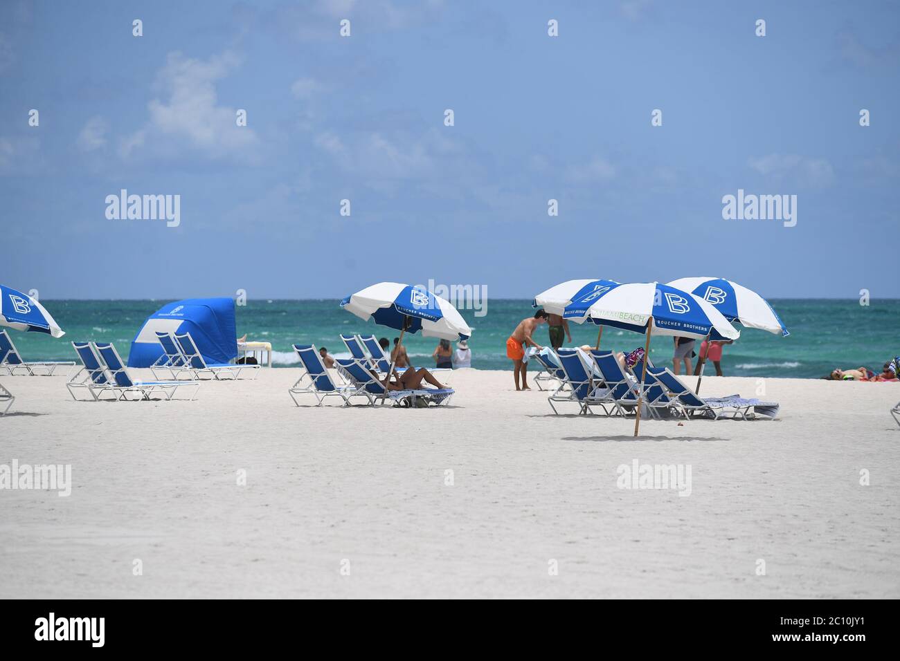 Miami Beach, Floride, États-Unis. 12 juin 2020. Les plages de Miami ont rouvert conformément à la phase un du comté de Dade de Miami, lors de la pandémie du coronavirus COVID-19, le 12 juin 2020 à Miami Beach, en Floride. Crédit : Mpi04/Media Punch/Alay Live News Banque D'Images