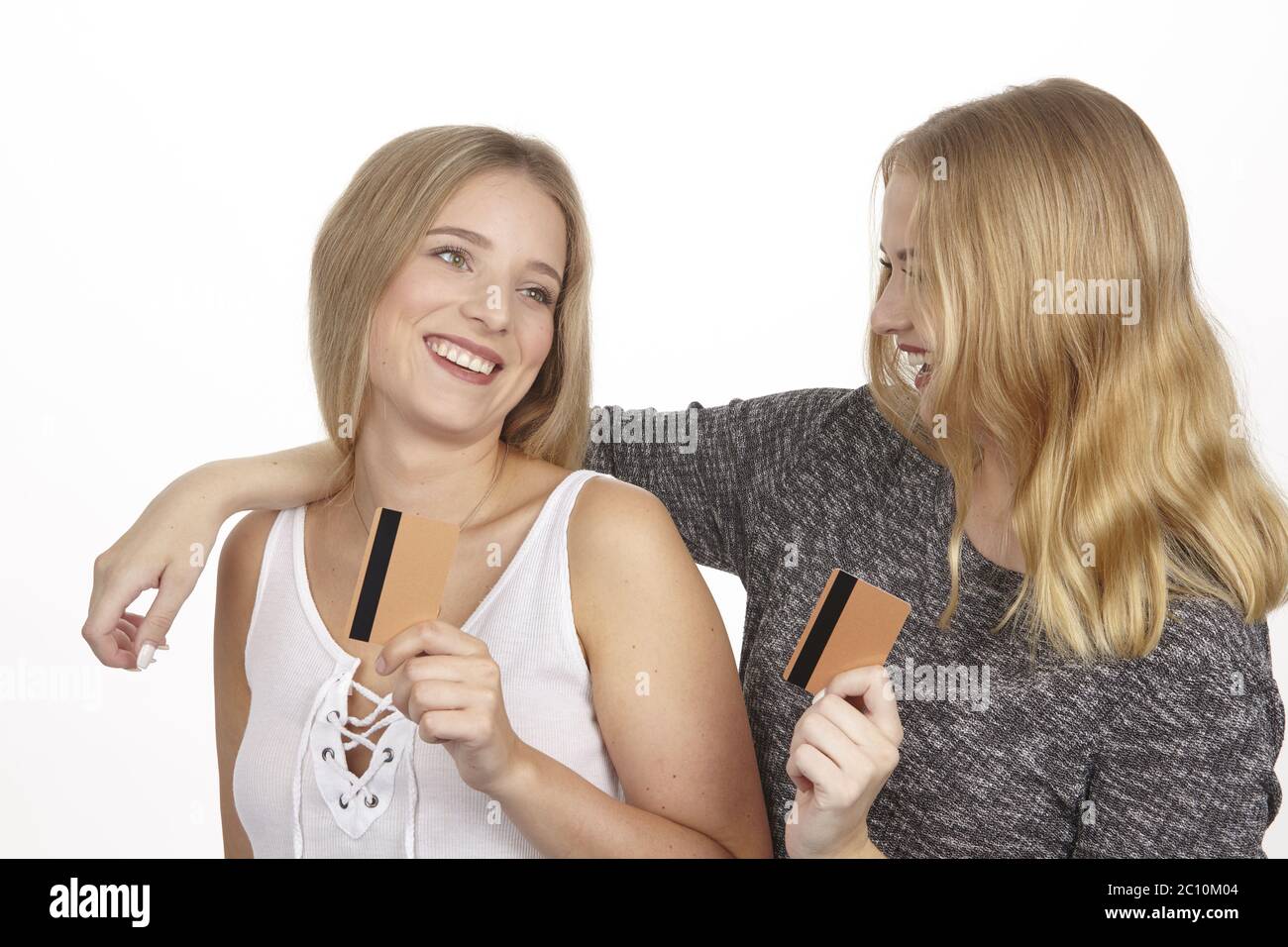 Amis dépensant de l'argent avec la carte de crédit dorée Banque D'Images