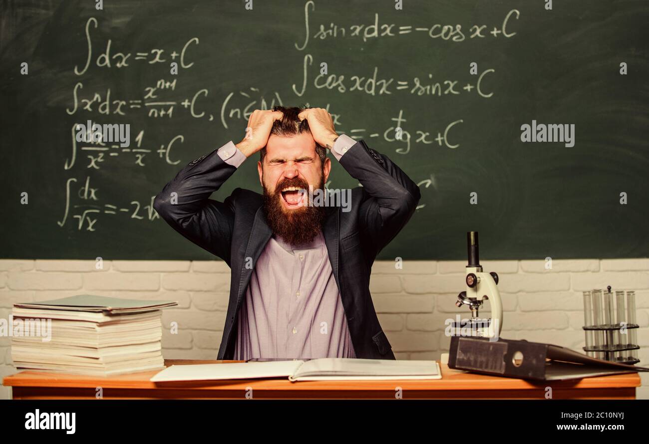 Oh no Pull homme barbu cheveux dehors dans la colère. La colère des enseignants de l'école. La gestion de la colère. La colère de Flash. Banque D'Images