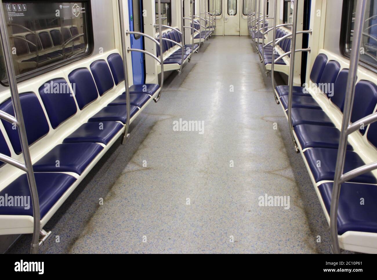 Train en wagon vide sur le métro de Moscou Banque D'Images