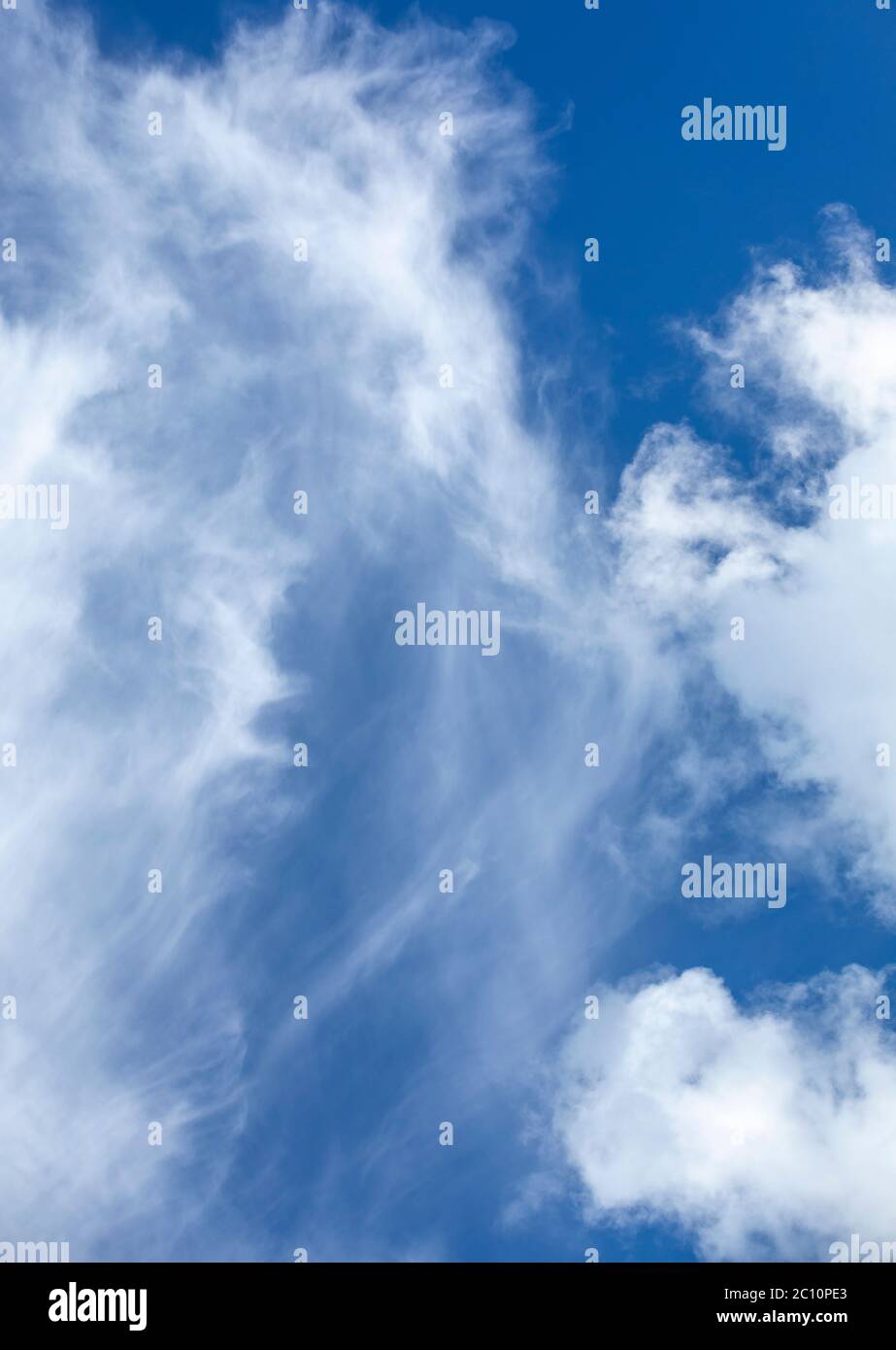Nuages blancs minces sur ciel bleu , Finlande Banque D'Images