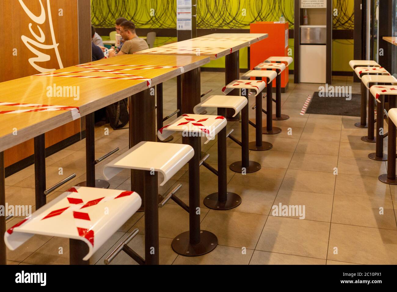 Angers/ France - juin 12 2020 : sièges sociaux en distanciation dans un café, protocole de sécurité dans un lieu public, ruban rouge et blanc de danger Banque D'Images