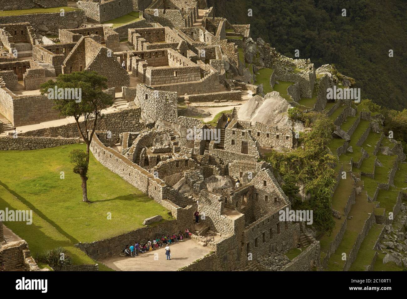 Personnes visitant la ville perdue d'Incan de Machu Picchu près de Cusco au Pérou Banque D'Images