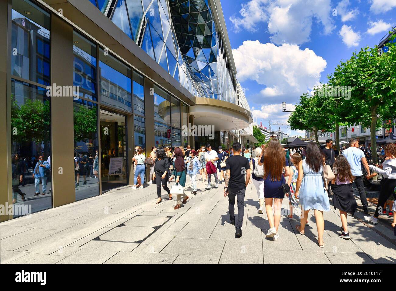 Francfort-sur-le-main, Allemagne - 2020 juin : rue commerçante appelée « Zeil », lors d'une journée ensoleillée, remplie de personnes dans le centre-ville moderne de Francfort Banque D'Images