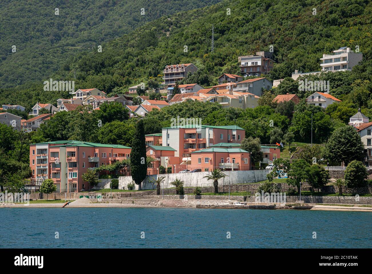 Vue sur la ville typique de la baie de Kotor, au Monténégro Banque D'Images