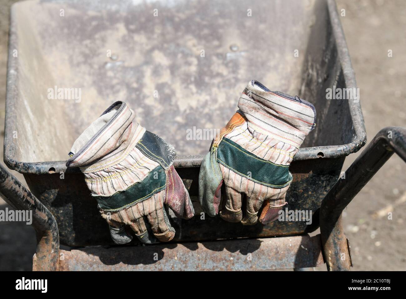 gants de jardinage sur une brouette Banque D'Images
