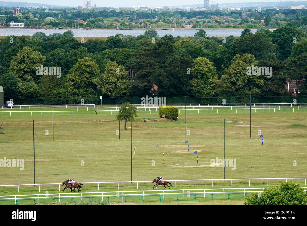 Joyeux romance, criblé par Sean Levey (n° 5) sur le chemin de la victoire des piquets britanniques de Stalion EBF Maiden Stakes à l'hippodrome de Sandown Park. Banque D'Images