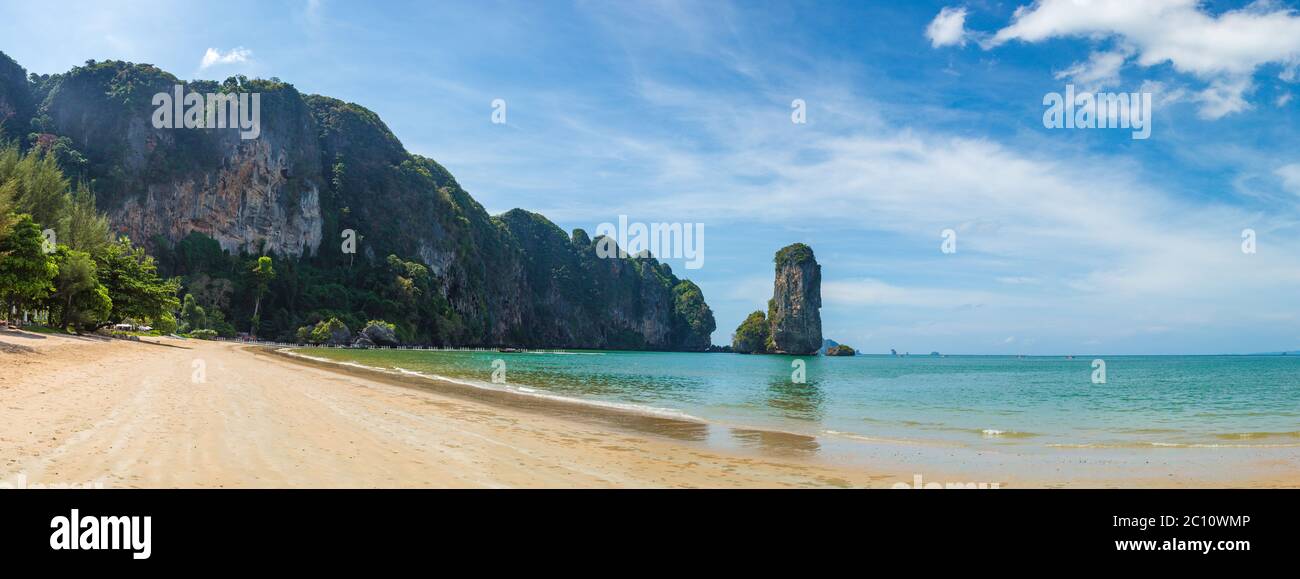 Panorama de la plage d'Ao Pai Plong, Krabi, Thaïlande en été Banque D'Images