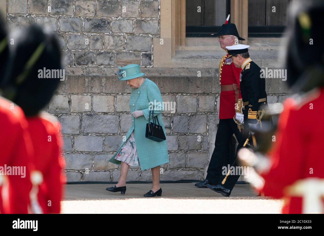 La reine Elizabeth II lors d'une cérémonie au château de Windsor dans le Berkshire pour marquer son anniversaire officiel. Banque D'Images