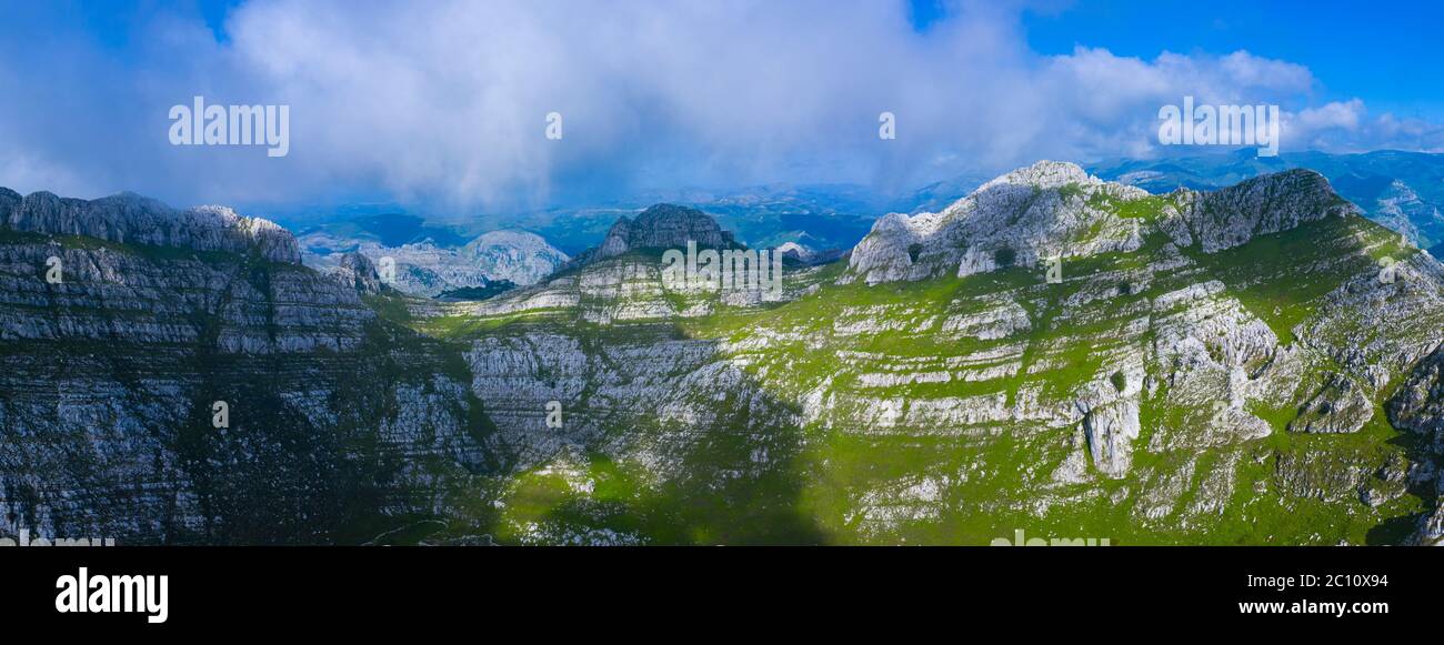 Paysage de printemps de montagnes, dans la Valle del Miera, Cantabrie, Espagne, Europe Banque D'Images