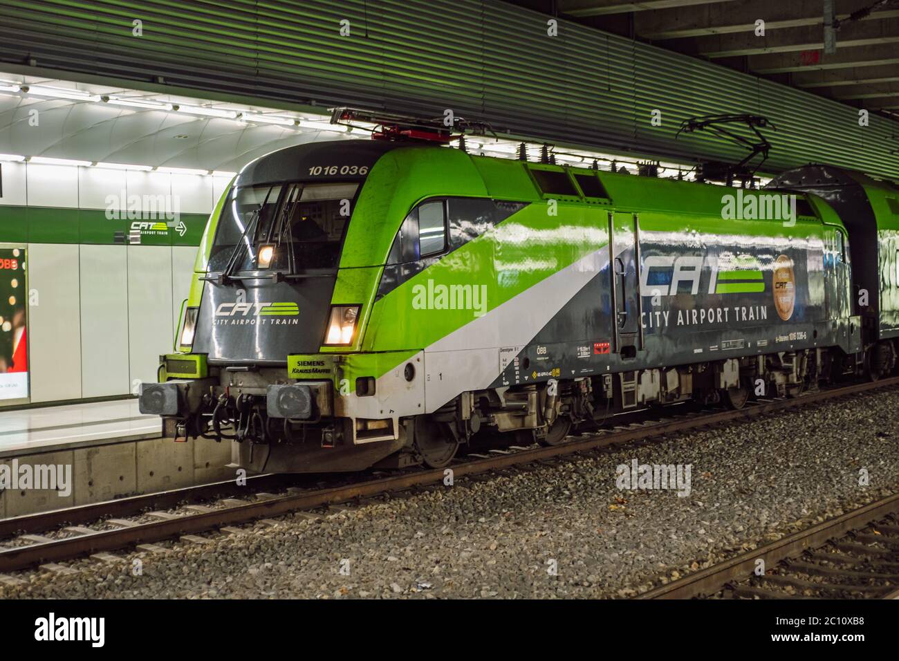 Vue sur le train de l'aéroport de CAT. Train de transit de l'aéroport de Vienne au centre-ville, Vienne, Autriche. Banque D'Images