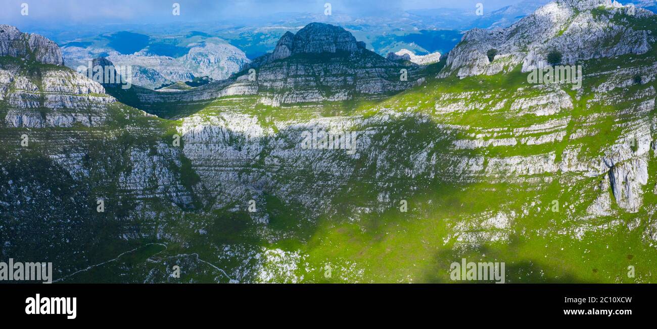 Paysage de printemps de montagnes, dans la Valle del Miera, Cantabrie, Espagne, Europe Banque D'Images
