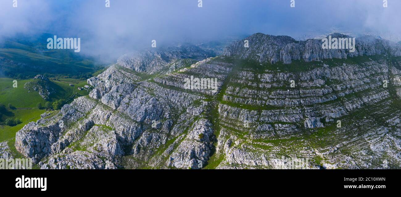 Paysage de printemps de montagnes dans la Valle del Miera, Cantabrie, Espagne, Europe Banque D'Images