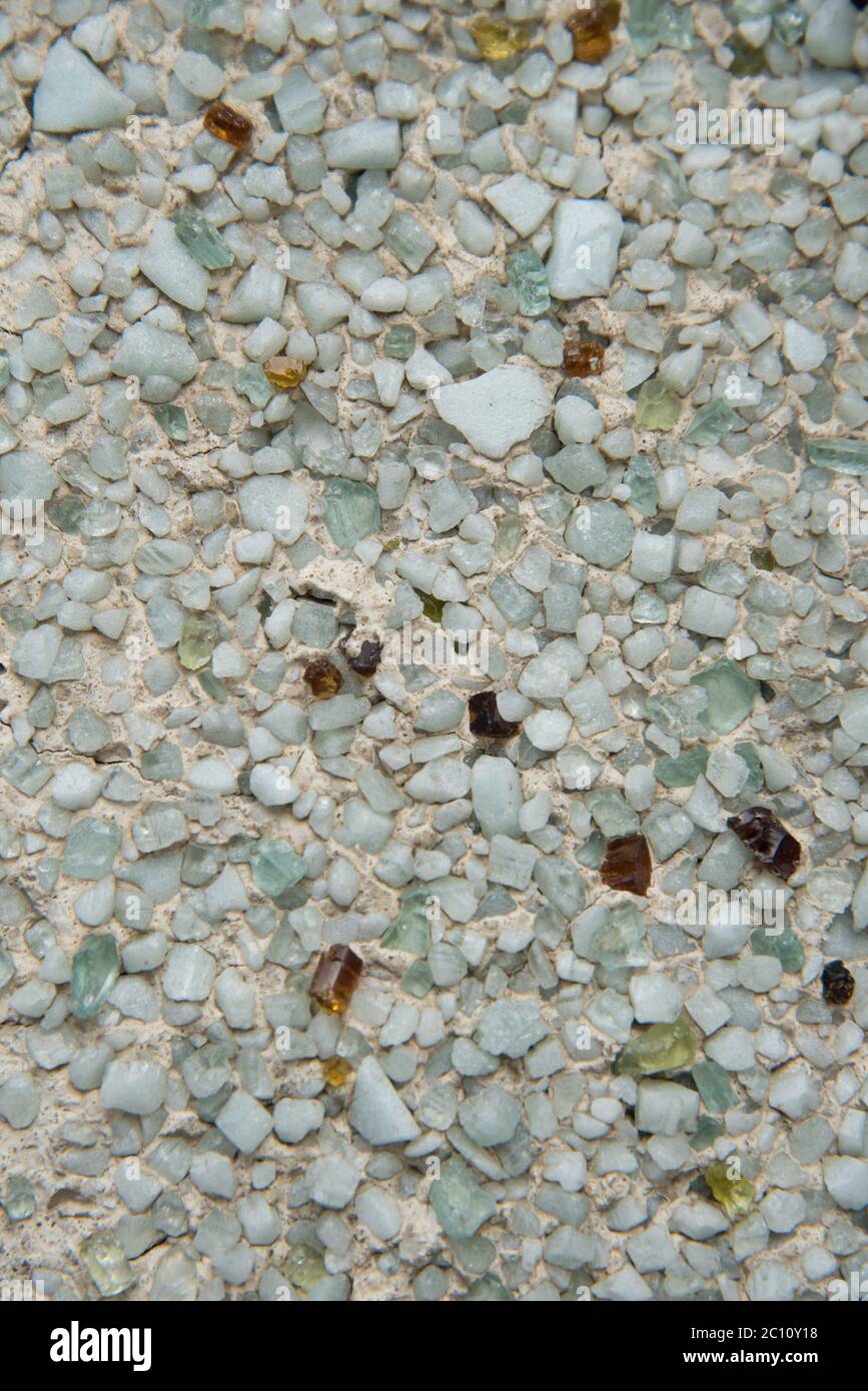 Texture d'un mur de béton avec de petites pierres de couleur. Un arrière-plan magnifique Banque D'Images