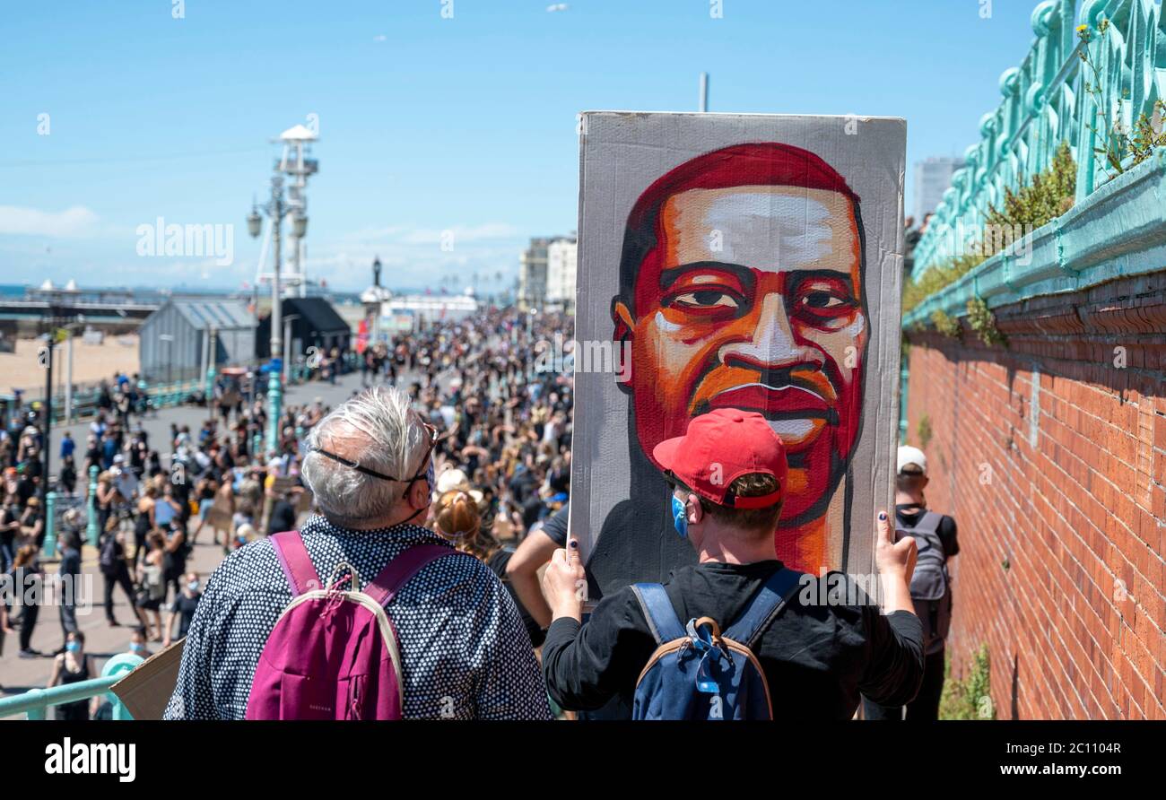 Brighton Royaume-Uni 13 juin 2020 - des milliers de manifestants se tournent aujourd'hui vers le rassemblement contre le racisme de Black Lives Matter sur le front de mer de Brighton . Des manifestations ont eu lieu en Amérique , en Grande-Bretagne et dans d'autres pays depuis la mort de George Floyd alors qu'il était arrêté par la police à Minneapolis le 25 mai : Credit Simon Dack / Alay Live News Banque D'Images