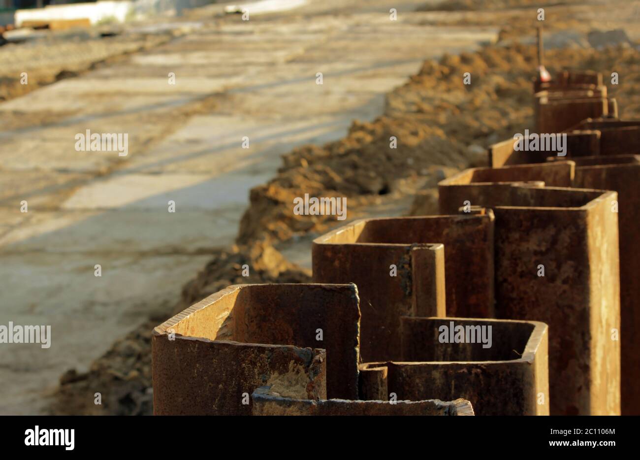 Constructions métalliques pour empêcher l'effusion du sol lors de la construction dans les jonctions de route de Moscou. Banque D'Images