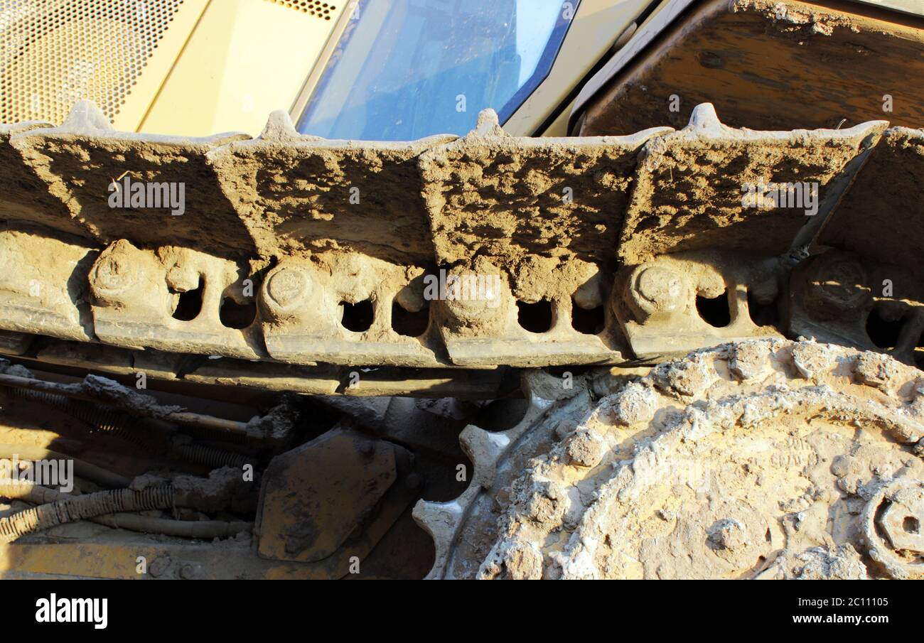Tracteur Caterpillar bulldozer sur le chantier au cours de la de jonctions de route Banque D'Images