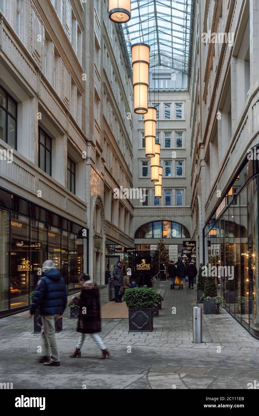 Galerie de Tauchlaubenhof dans le centre-ville de Vienne. Le passage est un point d'accès pour les amateurs de haute couture. Banque D'Images