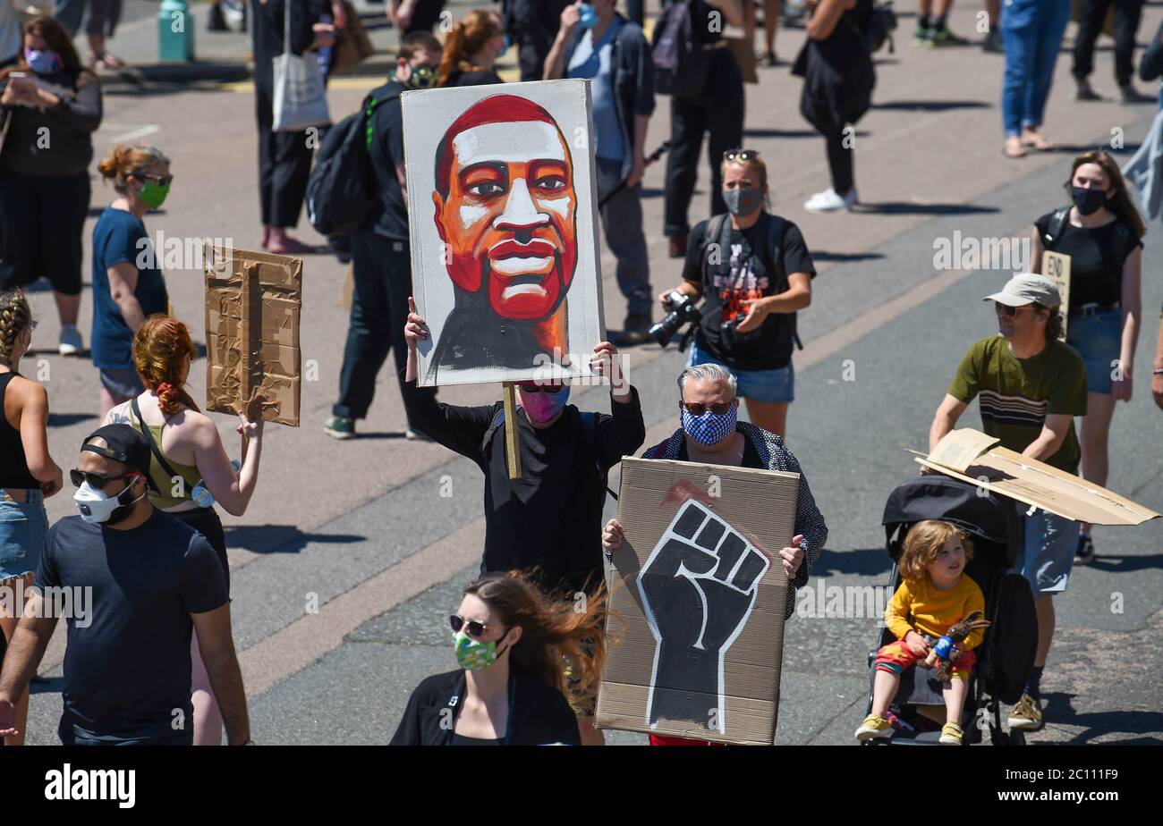 Brighton Royaume-Uni 13 juin 2020 - des milliers de manifestants se tournent aujourd'hui vers le rassemblement contre le racisme de Black Lives Matter sur le front de mer de Brighton . Des manifestations ont eu lieu en Amérique , en Grande-Bretagne et dans d'autres pays depuis la mort de George Floyd alors qu'il était arrêté par la police à Minneapolis le 25 mai : Credit Simon Dack / Alay Live News Banque D'Images