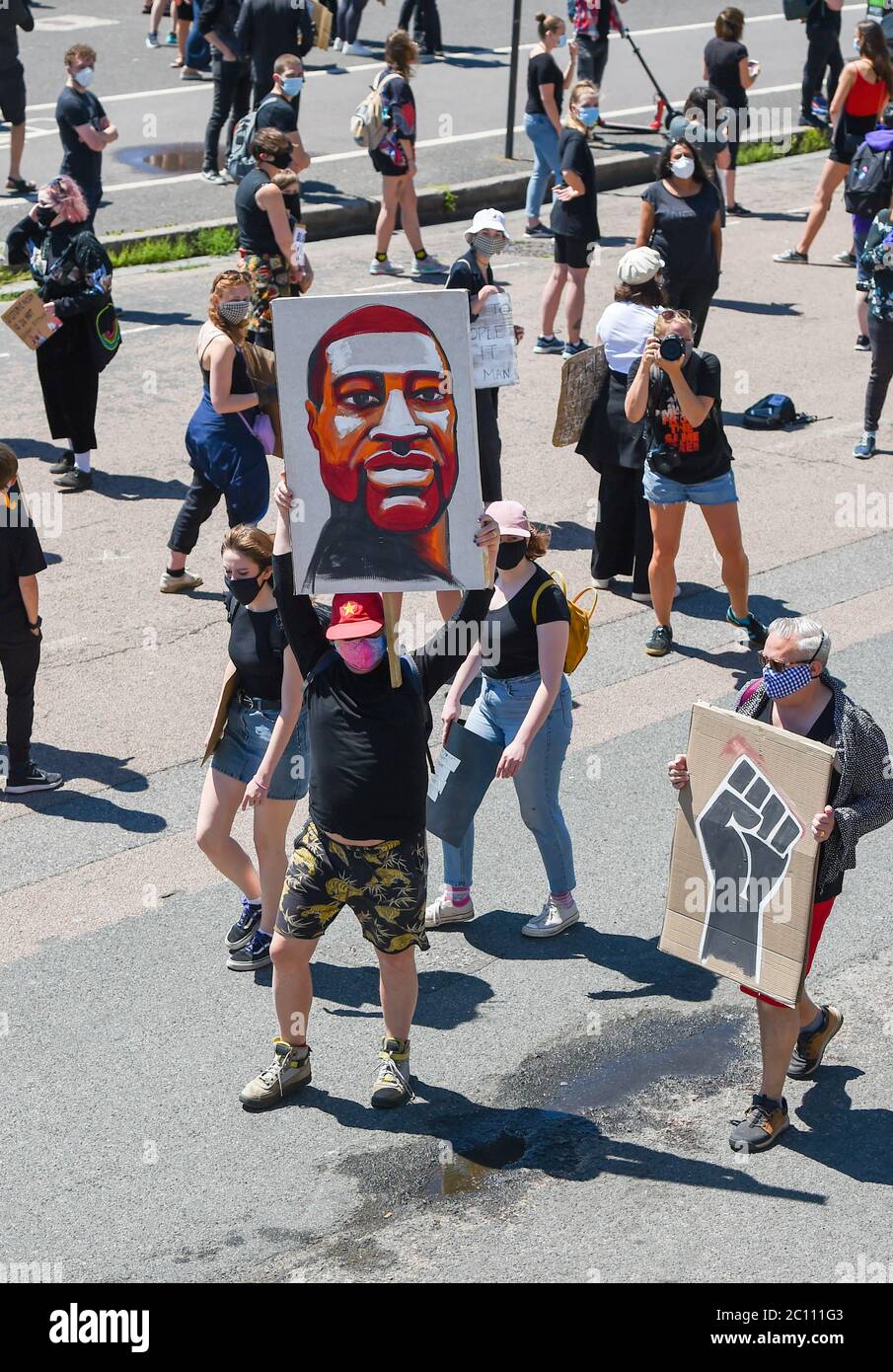 Brighton Royaume-Uni 13 juin 2020 - des milliers de manifestants se tournent aujourd'hui vers le rassemblement contre le racisme de Black Lives Matter sur le front de mer de Brighton . Des manifestations ont eu lieu en Amérique , en Grande-Bretagne et dans d'autres pays depuis la mort de George Floyd alors qu'il était arrêté par la police à Minneapolis le 25 mai : Credit Simon Dack / Alay Live News Banque D'Images