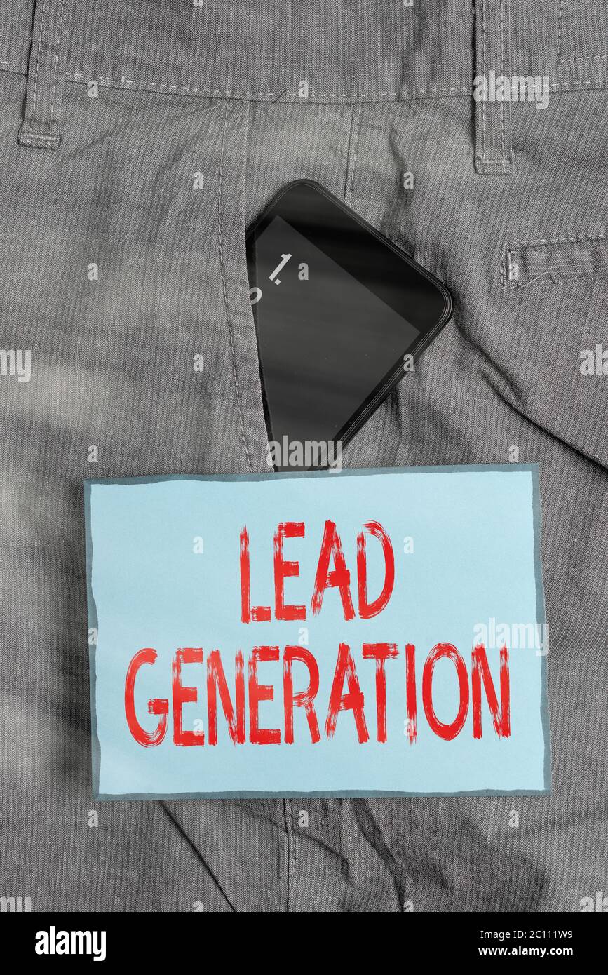 Écriture manuscrite écriture de texte génération de dérivations. Photo conceptuelle cultiver le client potentiel connecté à l'appareil de smartphone professionnel dans formel Banque D'Images