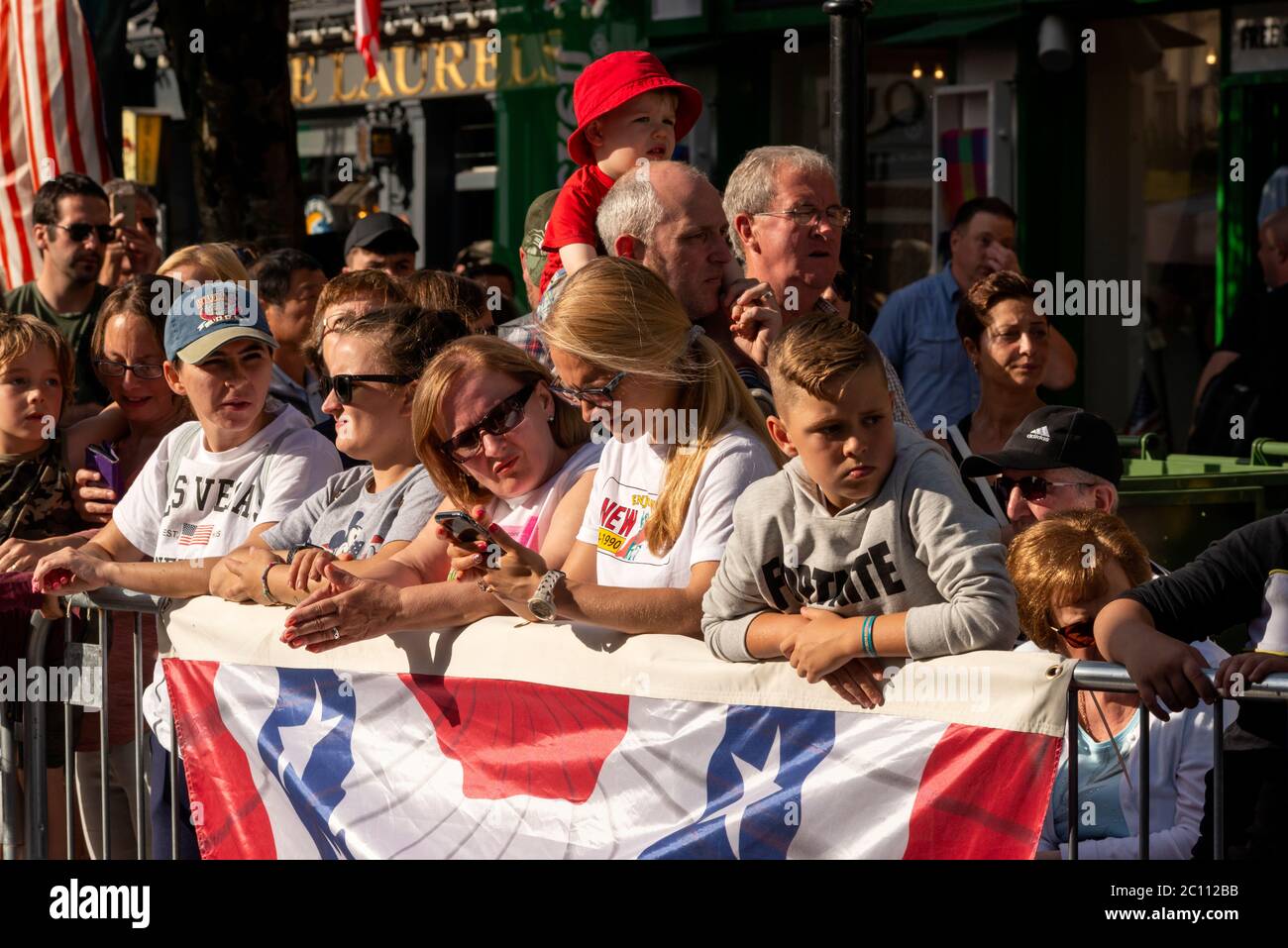 Drapeau américain et grande foule de personnes attendant la parade du 4 juillet et les célébrations de l'indépendance dans le comté de Killarney Kerry Ireland Banque D'Images