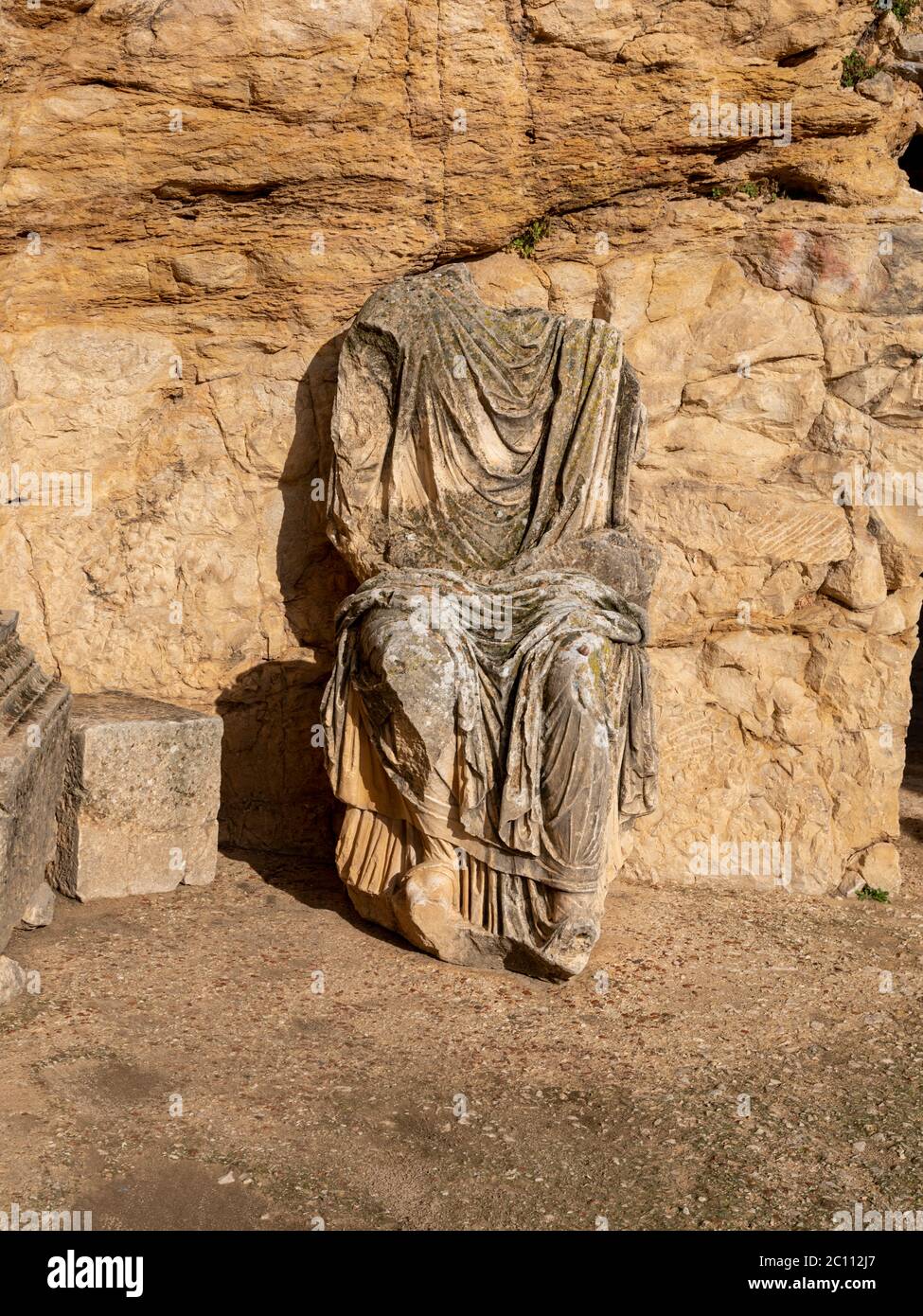 La sculpture d'un empereur romain dont la tête est remplacée par le changement des empereurs sur l'ancien site archéologique romain de Dougga (Thugga), Tunisie Banque D'Images