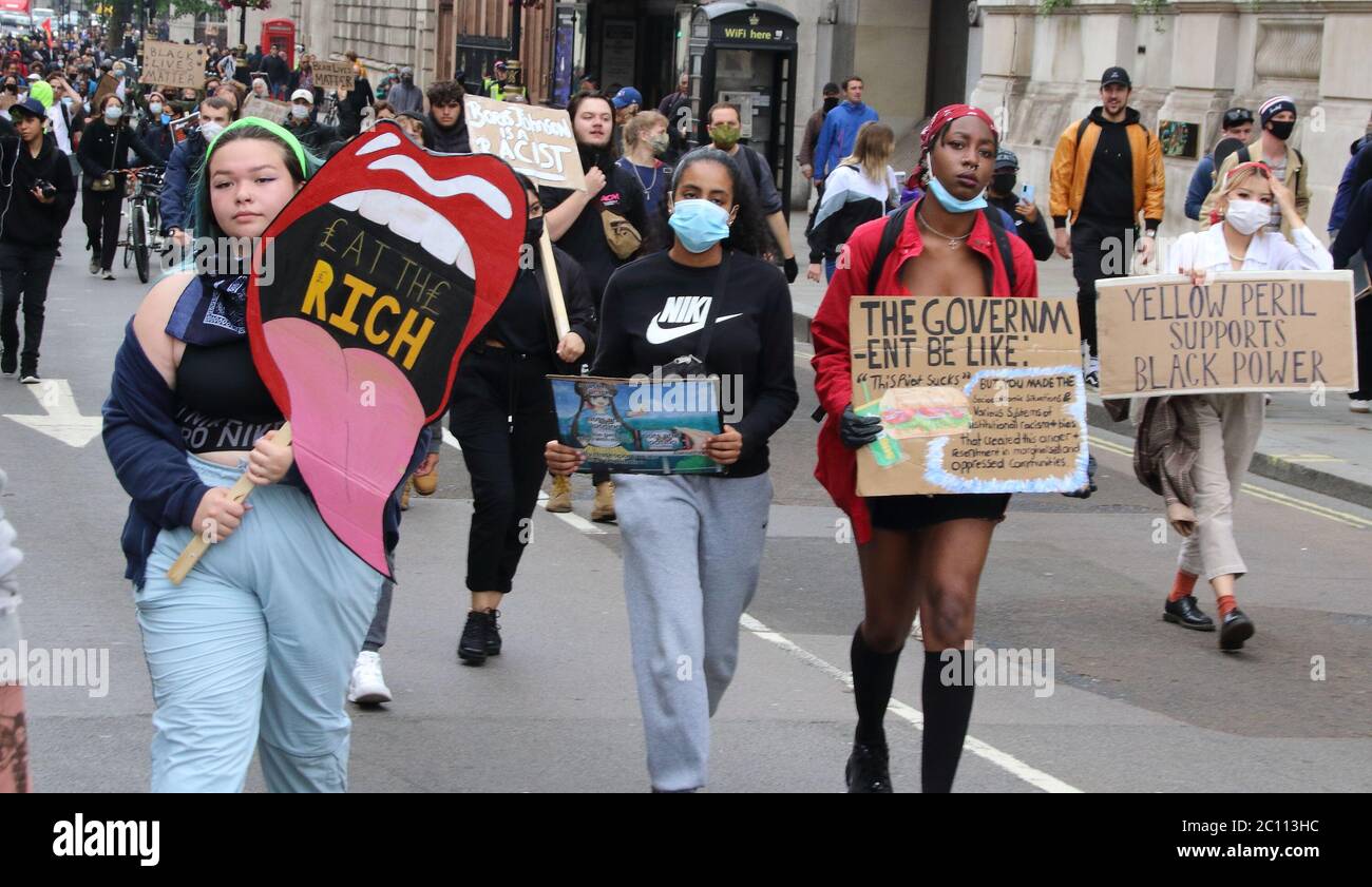 Les manifestants portant un masque facial protecteur traversent Whitehall et des pancartes pendant les manifestations du BLM. Les manifestants se tiennent le long de Whitehall jusqu'à Trafalgar Square à la fin des dernières manifestations de Black Lives à Londres. Banque D'Images