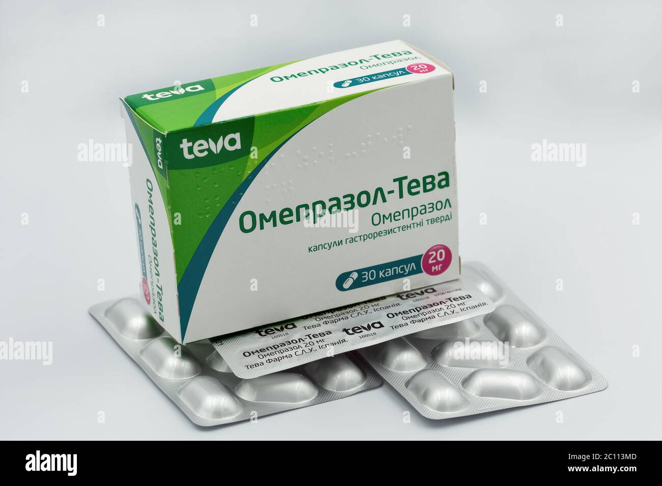 KIEV, UKRAINE - 28 MAI 2020: Gastroentérologie médicament générique  Omeprazole par TEVA, boîte et blisters closeup sur blanc. Teva  Pharmaceuticals est un américain Photo Stock - Alamy