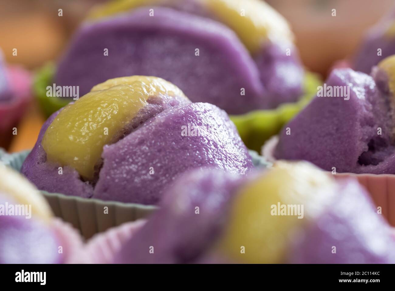 UBE puto au fromage.UN muffin au cupcake de riz de style philippin avec un goût de jaune violet. Banque D'Images