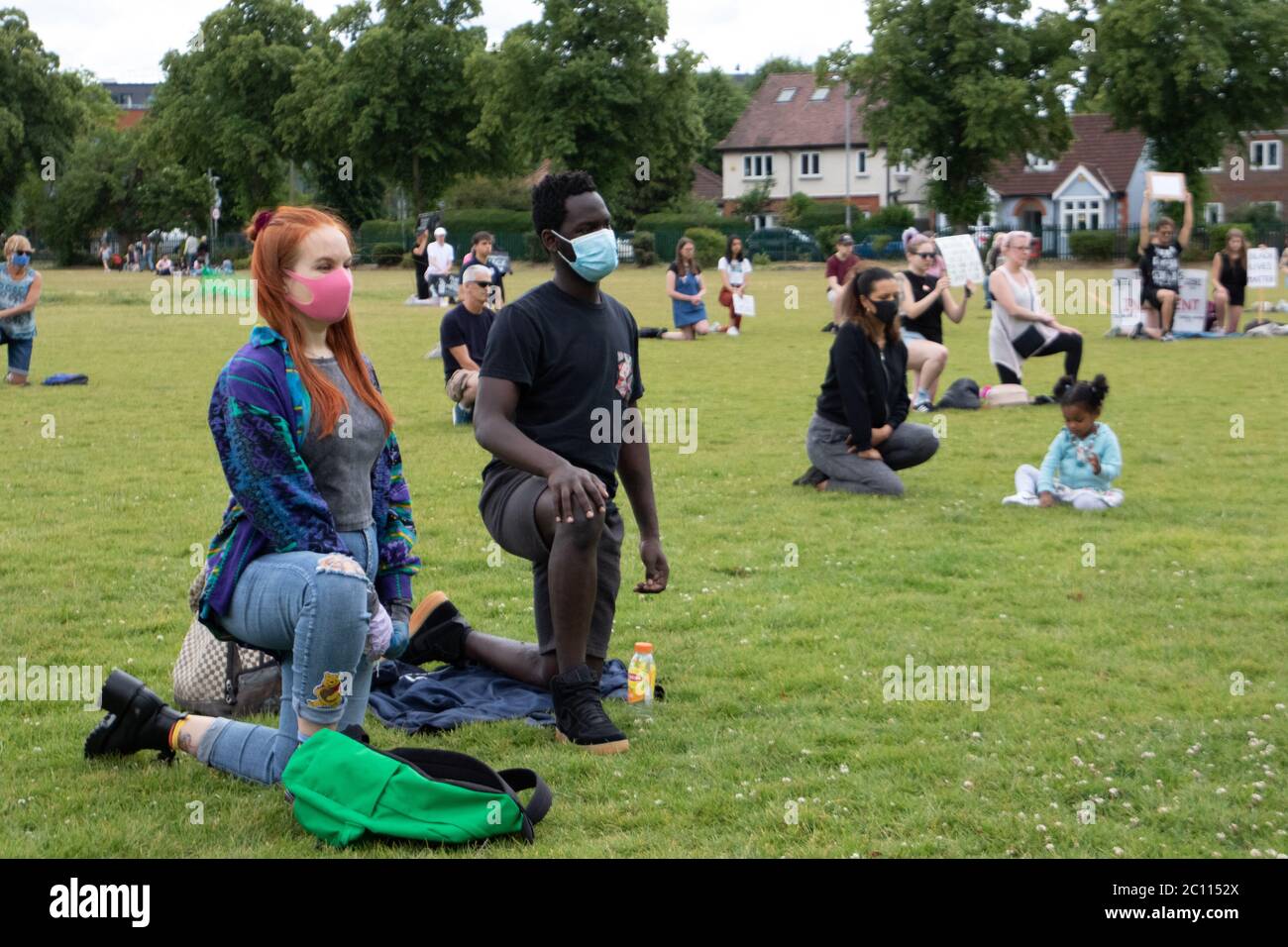 Londres, Royaume-Uni. 13 juin 2020. Les manifestants se rassemblent à Alexandra Park, Surbiton pour participer à une manifestation en faveur du mouvement Black Lives Matter. Des manifestations localisées ont surgi à travers Londres ce week-end en raison de la crainte de violences de la part de groupes d'extrême droite dans le centre de Londres. Crédit : Liam Asman/Alay Live News Banque D'Images