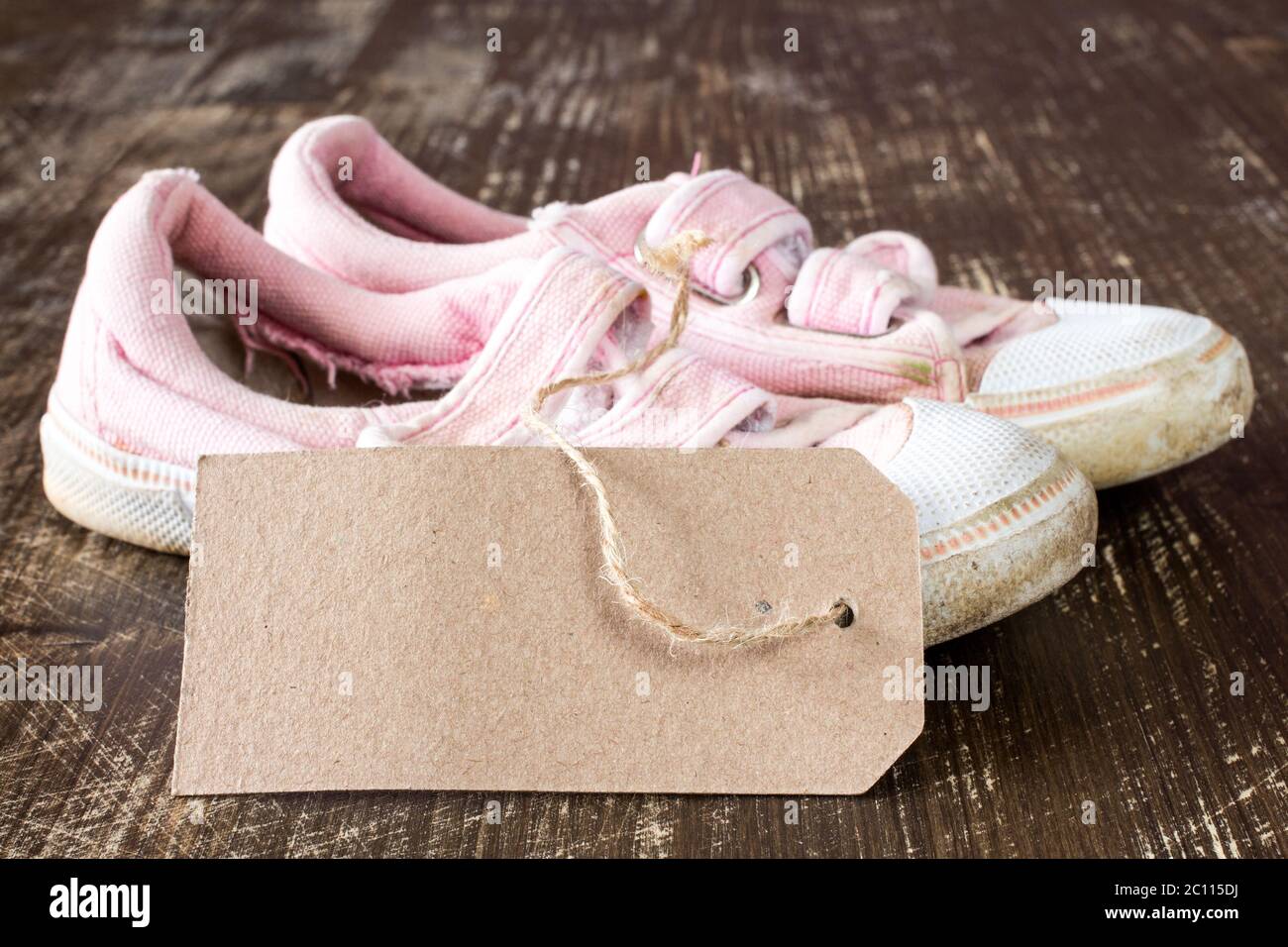 Chaussures en toile pour enfants avec étiquette vierge Banque D'Images