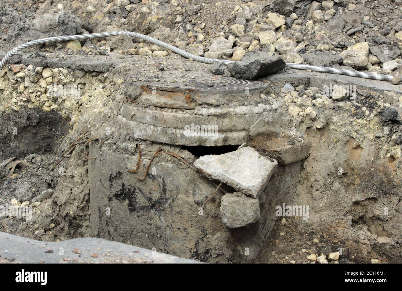 Luke excavait pendant la réparation de conduites d'eau sous le sol Banque D'Images