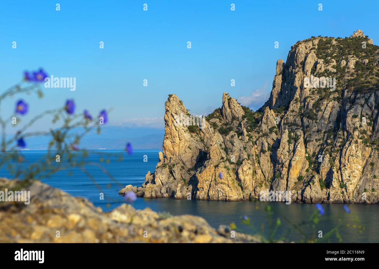 Avis de Blue Bay et le mont Karaul-Oba. Montagnes en Crimée à la mer Noire. Banque D'Images