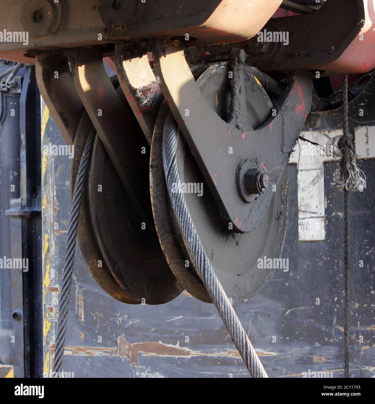La poulie, de machinerie lourde - Machine à marteler les pieux dans la construction la jonction de route à Moscou. Banque D'Images