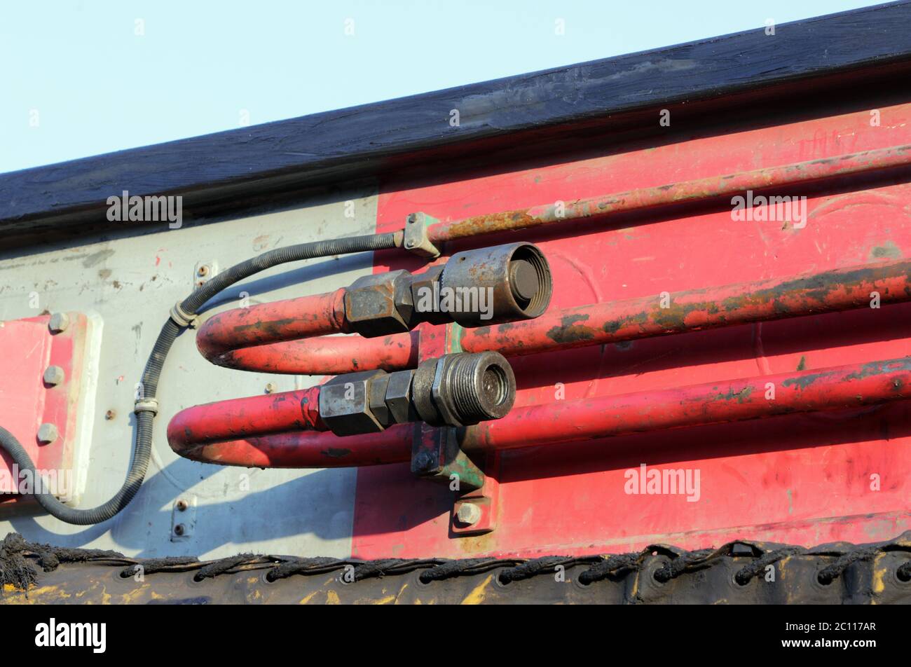 Flexibles et tubes du circuit hydraulique des machines lourdes - machine pour marteler les piles dans la jonction de la route de construction à Banque D'Images