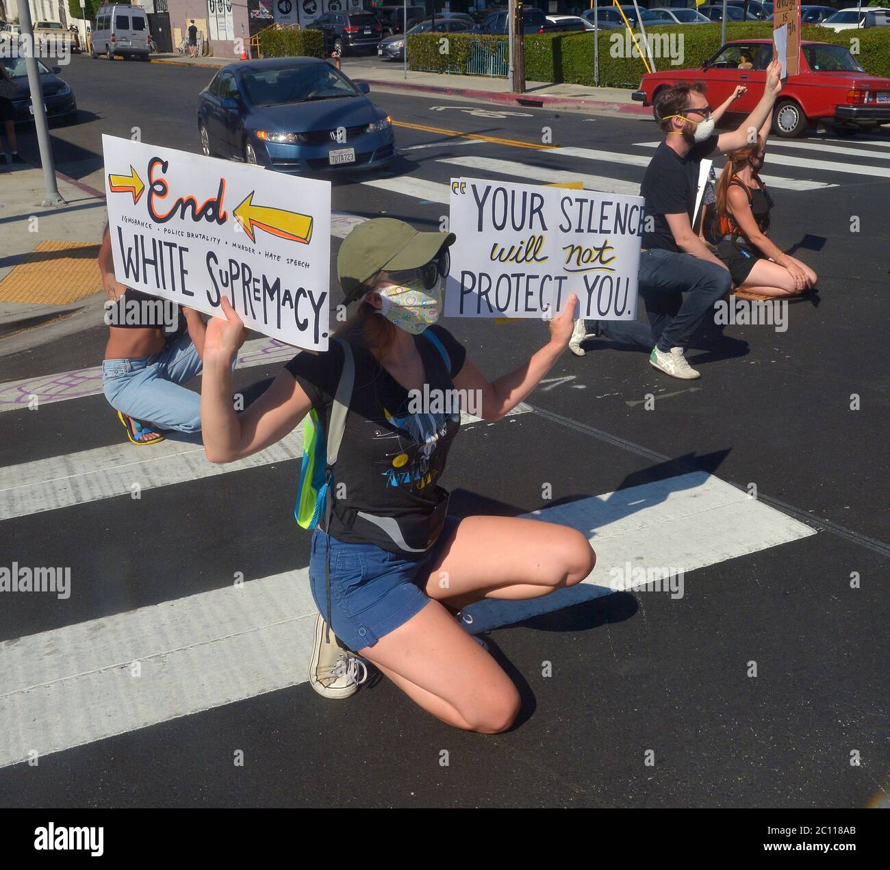 Los Angeles, États-Unis. 12 juin 2020. Les manifestants arrêtent la circulation sur Sunset Blvd. Dans la région de Silver Lake à Los Angeles pour exprimer leur indignation face à la brutalité policière et à l'assassinat de George Floyd et de nombreuses autres victimes le vendredi 12 juin 2020. Vendredi, le Conseil municipal de Minneapolis a adopté à l'unanimité une résolution visant à mettre en place un système de sécurité publique dirigé par la communauté pour remplacer le service de police après le décès de George Floyd aux mains de la police de la ville. Photo de Jim Ruymen/UPI crédit: UPI/Alay Live News Banque D'Images