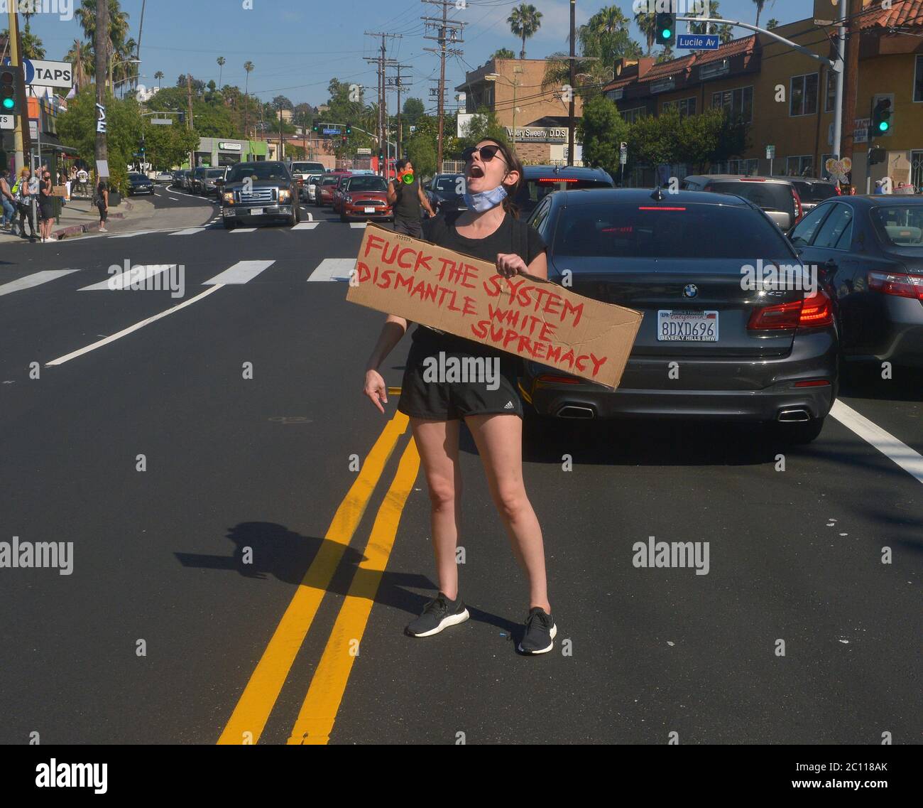 Los Angeles, États-Unis. 12 juin 2020. Les manifestants arrêtent la circulation sur Sunset Blvd. Dans la région de Silver Lake à Los Angeles pour exprimer leur indignation face à la brutalité policière et à l'assassinat de George Floyd et de nombreuses autres victimes le vendredi 12 juin 2020. Vendredi, le Conseil municipal de Minneapolis a adopté à l'unanimité une résolution visant à mettre en place un système de sécurité publique dirigé par la communauté pour remplacer le service de police après le décès de George Floyd aux mains de la police de la ville. Photo de Jim Ruymen/UPI crédit: UPI/Alay Live News Banque D'Images