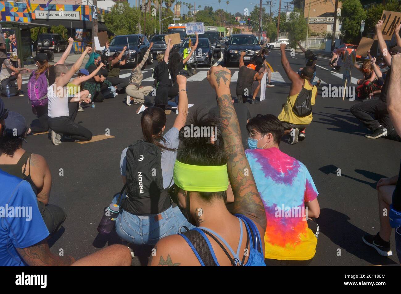 Los Angeles, États-Unis. 12 juin 2020. Les manifestants arrêtent la circulation sur Sunset Blvd. Dans la région de Silver Lake à Los Angeles pour exprimer leur indignation face à la brutalité policière et à l'assassinat de George Floyd et de nombreuses autres victimes le vendredi 12 juin 2020. Vendredi, le Conseil municipal de Minneapolis a adopté à l'unanimité une résolution visant à mettre en place un système de sécurité publique dirigé par la communauté pour remplacer le service de police après le décès de George Floyd aux mains de la police de la ville. Photo de Jim Ruymen/UPI crédit: UPI/Alay Live News Banque D'Images